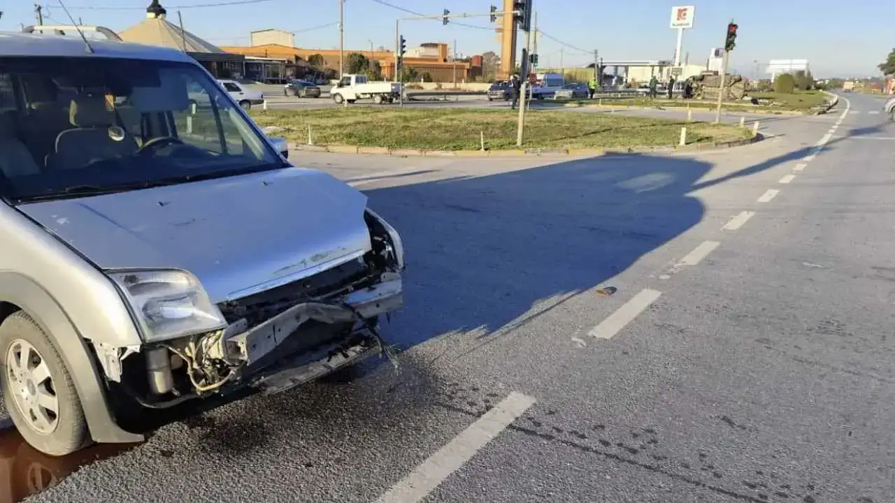 Manavgat’ta Kırmızı Işık İhlali Kazayla Sonuçlandı! 5 Yaralı 4